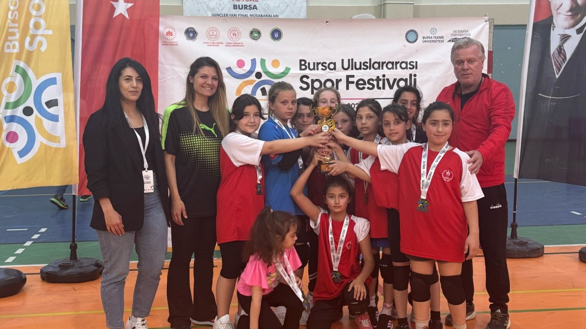 BURSA HENTBOL FESTİVALİNDE KIZLARIMIZLA GURURLANDIK